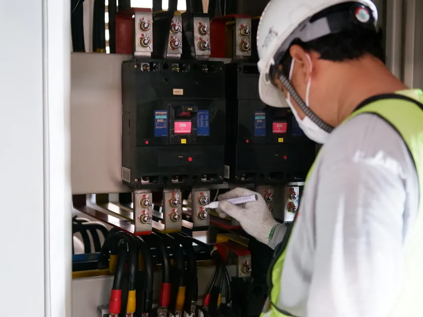 Powerwell Holdings Berhad data centre power distribution equipment contract